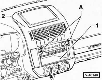 Примечание: для большей наглядности приборная панель на рисунке показана при снятом рулевом колесе.