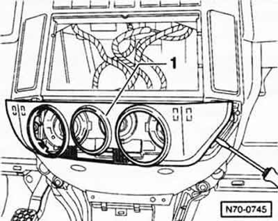 С помощью отвертки осторожно отжать накладку -1- панели управления системой отопления. Поворотные…