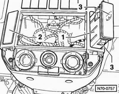 Вжать стопорные пластины -3- и вынуть из приборной панели держатель емкостей для напитков -1-.