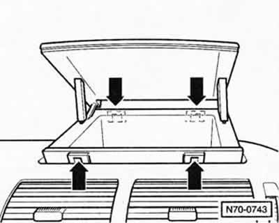 Освободить стопорные пластины -стрелки- и движением вверх вынуть из приборной панели вещевой ящик.