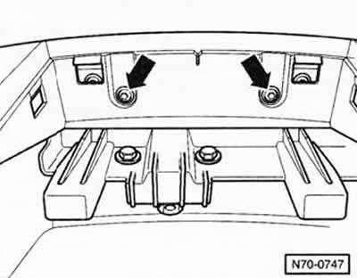 Вывернуть 2 винта -стрелки- в монтажной нише вещевого ящика.