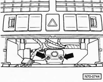 Вывернуть 2 винта -стрелки- и накладку консоли радио/узла управления системой отопления потянуть…