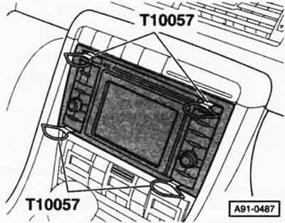 Съемники Т10057 концерна VW вставить в прорези…