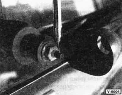 Направление струи форсунки можно при…