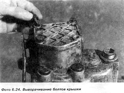 7. Отвернуть болты и снять заднюю крышку коробки…