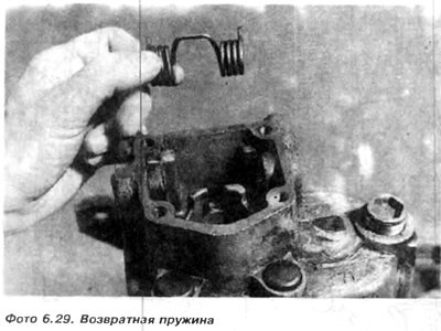 9. Выдвинуть рычаг, выключающий сцепление из…