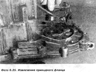 13. Приподнять и вынуть пластиковый колпачок из…