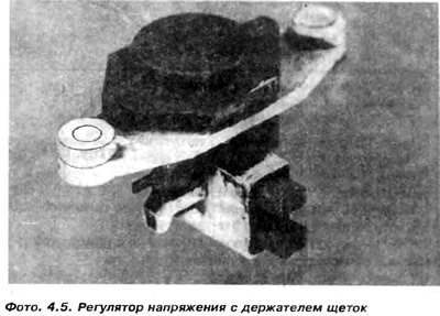 3. С задней крышки генератора отвернусь два болта…