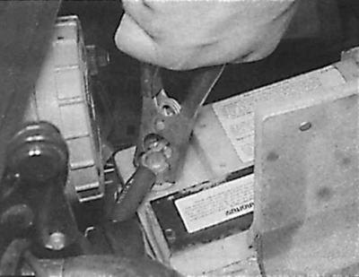 3. Подсоедините один конец черного провода…