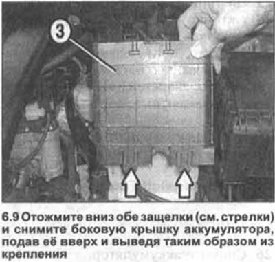 9. Отожмите вниз обе защелки (см. стрелки на…