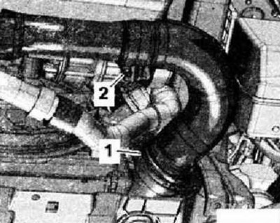 Отсоединить хомут -2-, приподнять скобу -1- и…