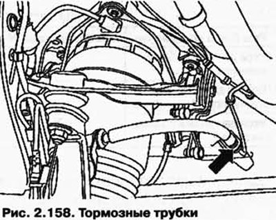 Отсоедините тормозные трубки на показанном месте…