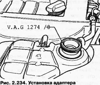 Прикрутите адаптер V.A.G 1274/8 к расширительному…