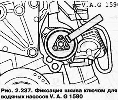 При необходимости замены водяного насоса снимите…