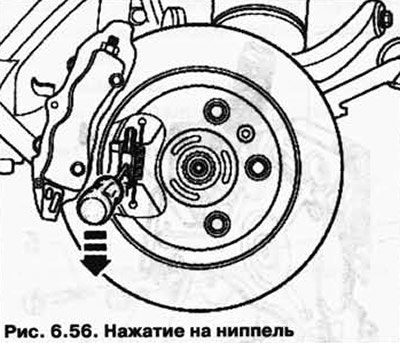 Нажмите на ниппель тормозного троса против…