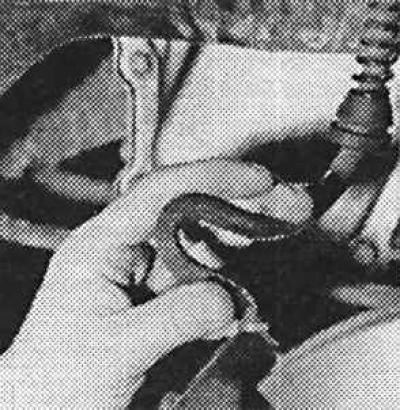 7. Согнуть шланги от руки в одну и другую…