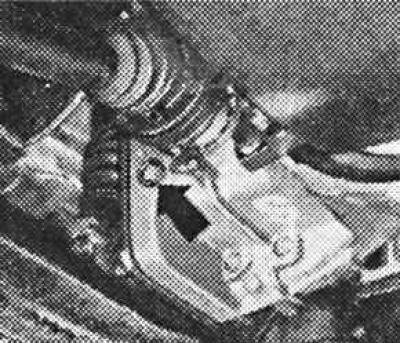 2. Отвинтить винт контроля уровня масла (указан…