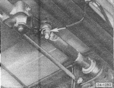 (34-1282) снять зажимы, показанные стрелками.…
