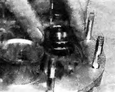 Фотография 35.8. Снятие поршня