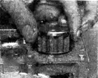 Фотография 35.9. Снятие напорного фильтра