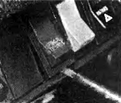 Фотография 32.1. Поддеть и вытащить тумблерный…