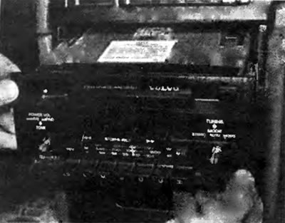 Фотография 41.9С. Вытащить радиоприемник
