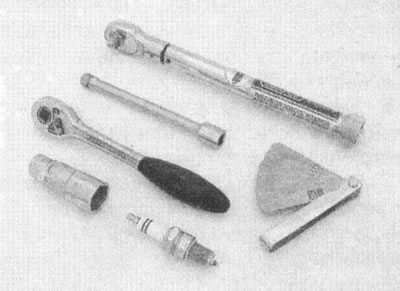 Рис. 23.2. Инструменты для снятия свечей зажигания