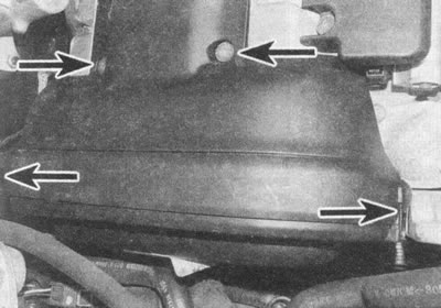 Рис. 23.4. Освободите две защелки (указаны…