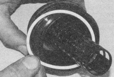 Рис. 3.9. Установите на крышку фильтра новое…