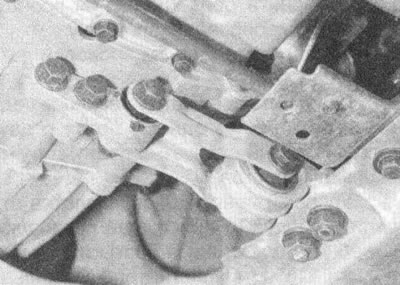 Рис. 11.4, б. Нижняя опорная штанга двигателя
