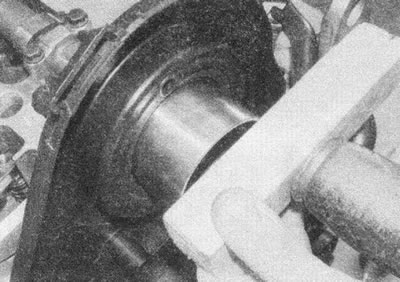 Рис. 6.3, а. Установите новый сальник с помощью…