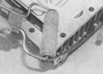 Рис. 12.18, а. Нанесите тонкий слой герметика…
