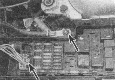 Рис. 3.7. Отсоедините разъем жгута проводки…
