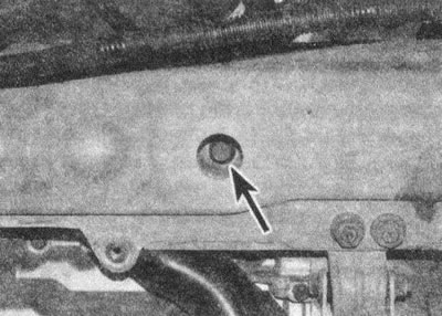 Рис. 3.23, а. Передний болт крепления опоры…