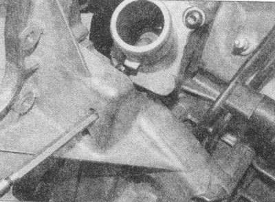 Рис. 8.22. Нижний болт крепления термостата…