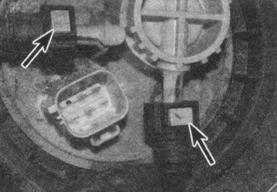 Рис. 4.6. Сжав выступы на фитингах, отсоедините шланги от правого узла датчик насос
