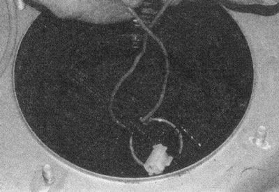 Рис. 4.9. Подвяжите сообщающий шланг проволокой, чтобы облегчить установку