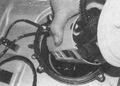 Рис. 4.11. Аккуратно выньте узел датчика/ насоса, толкая поводок поплавка вниз