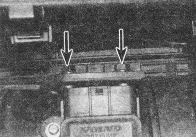 Рис. 8.3. Отвернув два винта (стрелки), снимите…