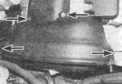 Рис. 10.7. Отверните болт с гайкой и отсоедините…