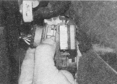 Рис. 4.3. Освободите пластиковый хомут и…
