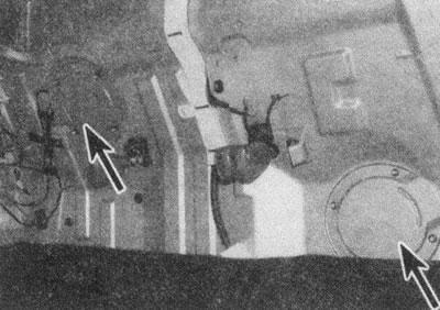 Рис. 7.4. Отверните гайки и снимите крышки лючков…
