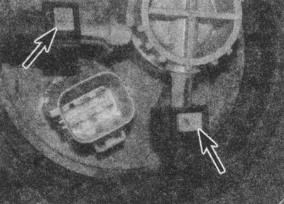 Рис. 7.6. Сжав выступы на фитингах, отсоедините…