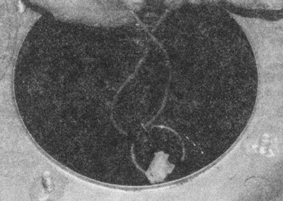 Рис. 7.9. Подвяжите сообщающий шланг к разъему…