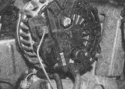 Рис. 5.5. Отсоедините проводку сзади генератора