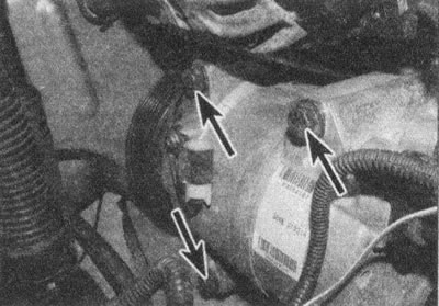 Рис. 5.6. Ослабьте нижний болт крепления…