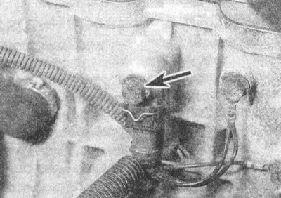 Рис. 5.4. Отверните болт крепления и снимите…
