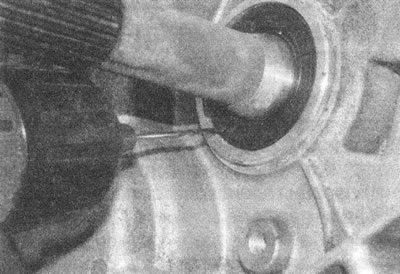 Рис. 4.9, а. Просверлите в прочной обойме…