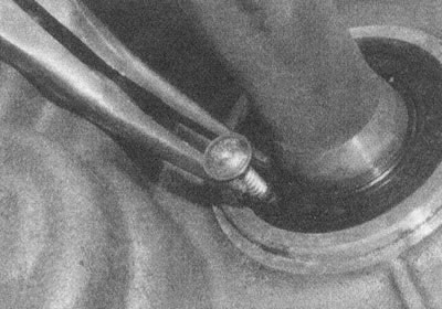 Рис. 4.9, 6. Удалите сальник, взяв за саморез…