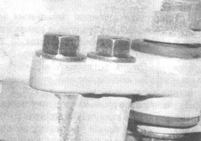 Рис. 7.25. Отверните два болта крепления…